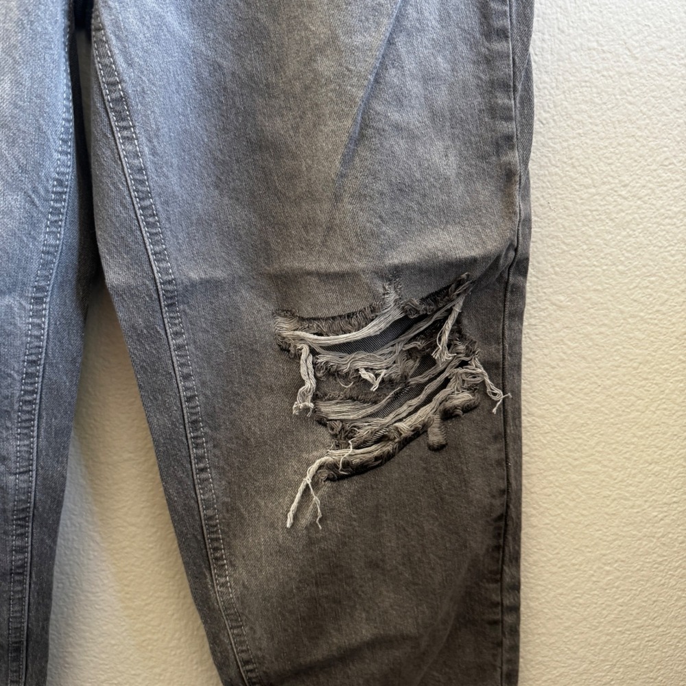 NWT Wild Fable Gray Distressed High Rise Tapered Mom Jeans Size 8 - Picture 4 of 7